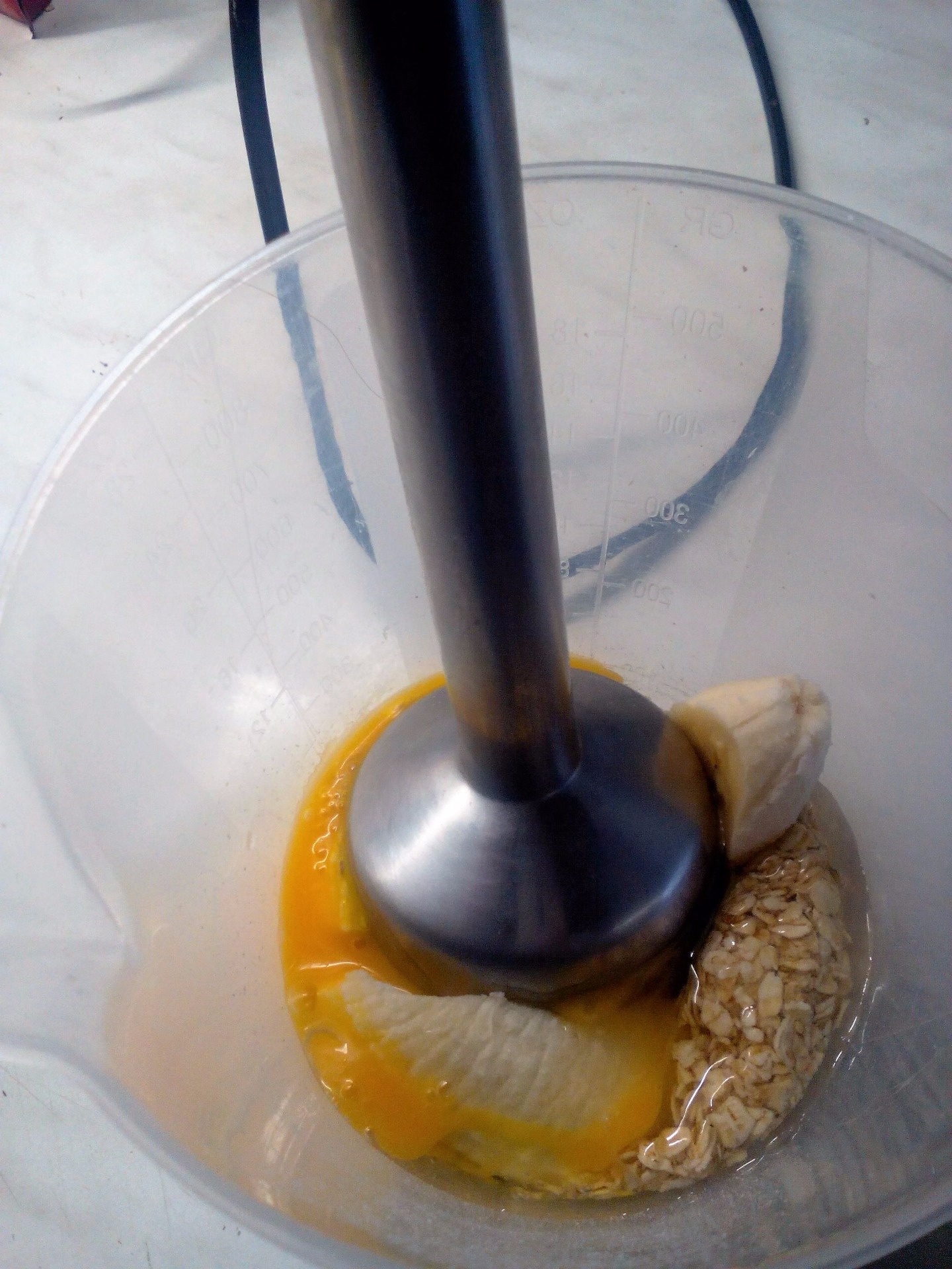 Banán, vejce a vločky rozmixujeme tyčovým mixérem.