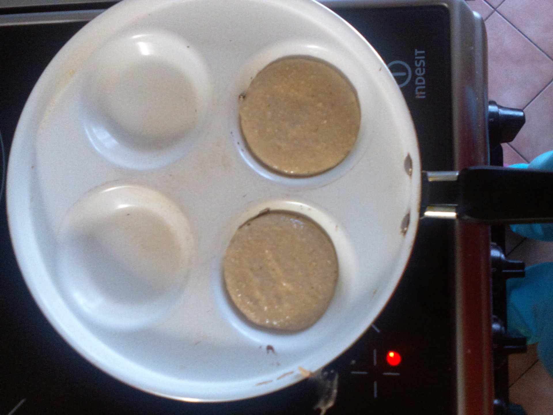 Lívanečník si naplníme těstem.